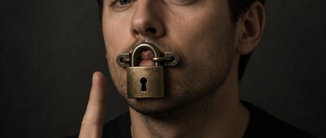 Faits de la vie privée et motif grave: mieux vaut se taire que se vanter